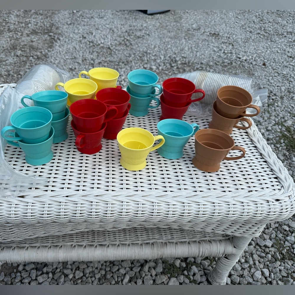 21 VINTAGE SOLO BRAND COZY CUP HOLDERS with CUPS!